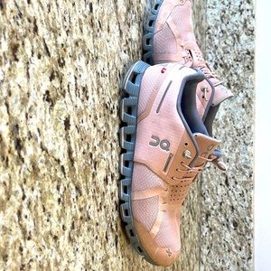 On cloud waterproof shoes